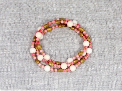  Браслет из белого и розового коралла с вставками золотого цвета от Nur